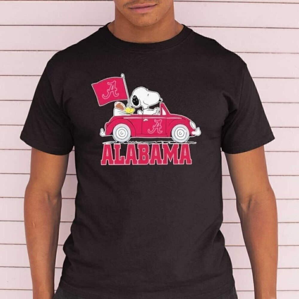 Alabama Snoopy Cartoon Sports T-Shirt Football Fan Holiday Tee .